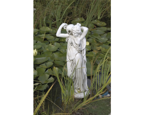Dekorative Gartenfigur einer Frau mit Krug inmitten eines Gartenteichs.