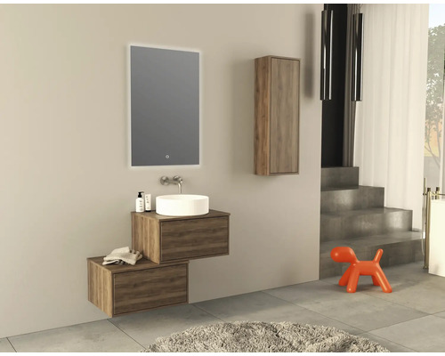 Modernes Badezimmer mit Waschtisch, Spiegel und Hochschrank in Holzoptik