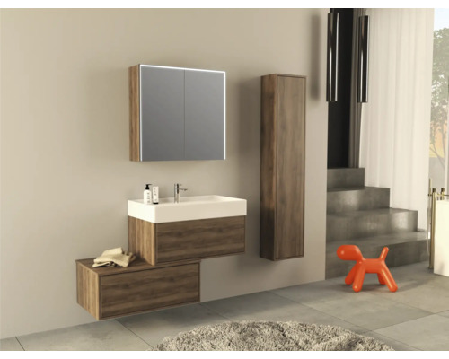 Badezimmer mit Waschtisch, Spiegelschrank und Hochschrank in Holzoptik