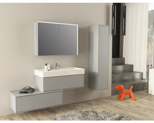 Modernes Badezimmer mit Waschtisch, Spiegelschrank mit Beleuchtung und Hochschrank.