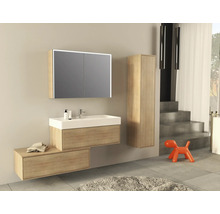 Modernes Badezimmer mit Waschtisch, Spiegelschrank mit Beleuchtung und Hochschrank
