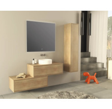 Modernes Badezimmer mit Waschtisch, Spiegel, Hochschrank und dekorativen Elementen.