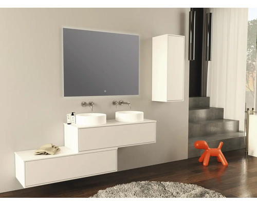 Modernes Badezimmer mit Doppelwaschbecken, Spiegel mit Beleuchtung und weißen Unterschränken