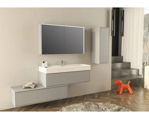 Modernes Badezimmer mit Waschbeckenunterschrank, Spiegelschrank und Hochschrank