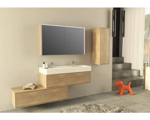 Badezimmer mit Waschtisch, Spiegelschrank und Hochschrank