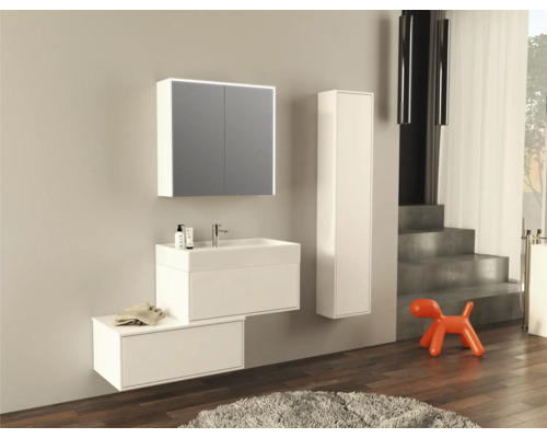 Modernes Badezimmer mit Waschtisch, Spiegelschrank, Hochschrank und orangefarbener Dekoration