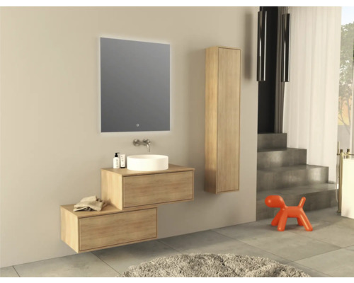 Modernes Badezimmer mit Waschtisch, Spiegel, Schrank und Dekoration