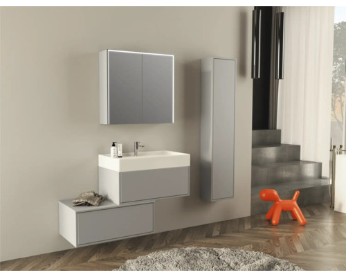 Modernes Badezimmer mit Waschbeckenunterschrank, Spiegelschrank und Hochschrank