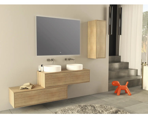 Modernes Badezimmer mit Doppelwaschtisch, Spiegel mit Beleuchtung und Holzschrank