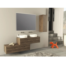 Badezimmer mit Doppelwaschtisch, Spiegel, Waschtischunterschrank und Hängeschrank in Holzoptik