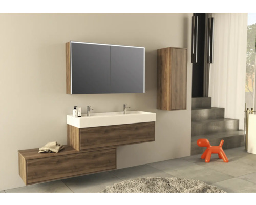 Modernes Badezimmer mit Waschtisch, Spiegelschrank und Hochschrank in Holzoptik