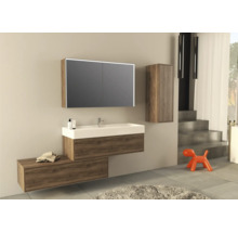 Badezimmer mit Waschtisch, Spiegelschrank, Hängeschrank und orangefarbener Dekofigur