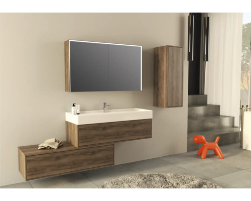 Badezimmer mit Waschtisch, Spiegelschrank, Hängeschrank und orangefarbener Dekofigur