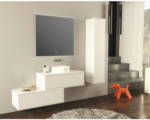 Badezimmer mit Waschbecken, Unterschrank, Spiegelschrank und Hochschrank in Weiß