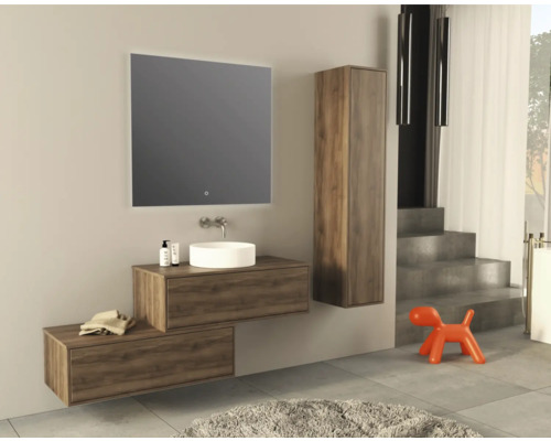 Badezimmer mit Waschtischunterschrank, Spiegel, Hochschrank und Dekoration