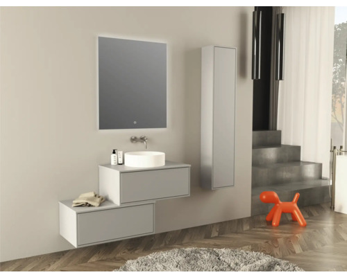 Modernes Badezimmer mit Waschbecken, Spiegel und Unterschrank