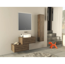 Modernes Badezimmer mit Waschbecken, Spiegel und Stauraumelementen