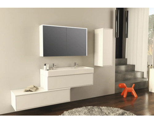 Badezimmer mit Waschtisch, Spiegelschrank und Hochschrank in hellem Design