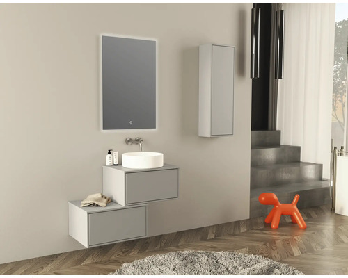 Modernes Badezimmer mit Waschtisch, Spiegel, Hängeschrank und dekorativen Elementen.