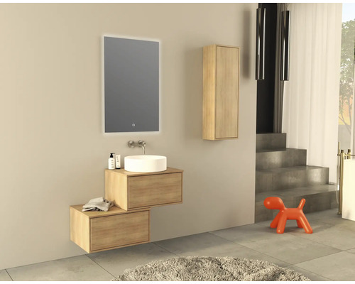 Modernes Badezimmer mit Waschtischunterschrank, Aufsatzwaschbecken, Spiegel und Hängeschrank