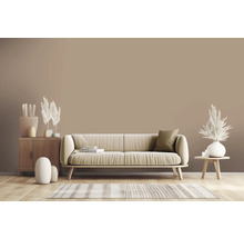 Wohnzimmer mit Sofa, Teppich und Holzschrank