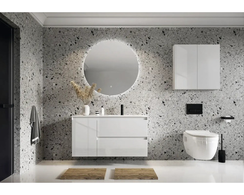 Modernes Badezimmer mit Waschtisch, Spiegel, Hängeschrank und WC vor gemusterter Wand.