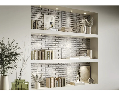 Dekorative Wandgestaltung mit Steinpaneelen im Wohnzimmerregal mit Büchern und Vasen