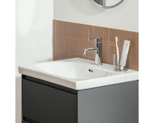 Badezimmerwaschtisch mit Armatur, Waschbecken, Zahnputzbecher und Wandfliesen