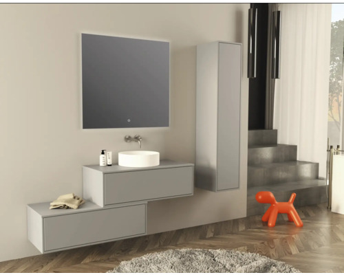 Modernes Badezimmer mit Spiegel, Waschbecken, Unterschrank und Hochschrank