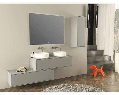 Modernes Badezimmer mit Doppelwaschtisch, Spiegel, Hängeschrank und Dekoration