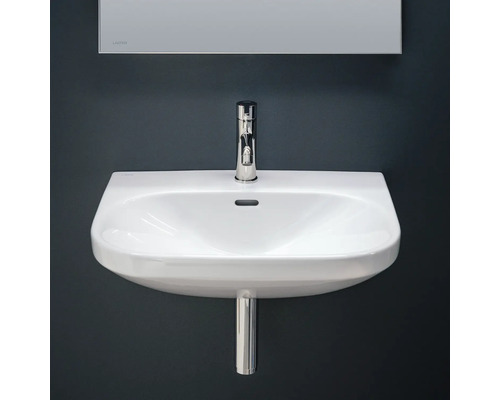 Weißes Aufsatzwaschbecken mit Armatur und Siphon