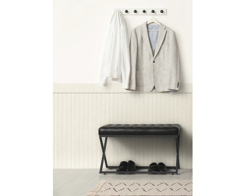 Flur mit Garderobenbank, Jacke und Hemd an einer Garderobe mit Haken