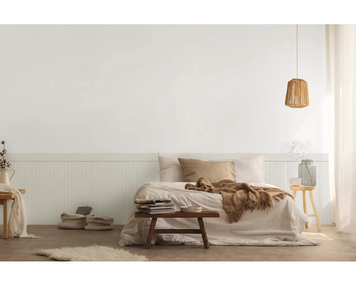 Schlafzimmer mit Bett, Nachttisch, Lampe und Dekorationen in hellem Design.