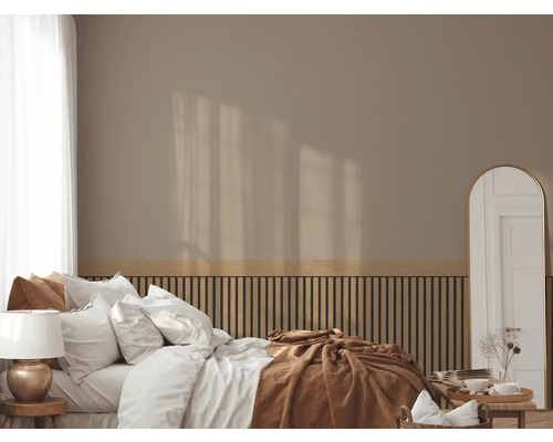 Schlafzimmer mit Bett, Lamellenwand und Spiegel
