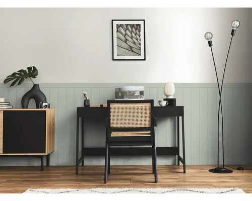 Einrichtung mit Schreibtisch, Stuhl, Stehlampe und Kommode in einem Arbeitszimmer.