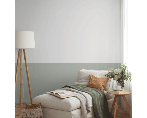 Gemütliche Leseecke mit Liege, Stehlampe und Beistelltisch