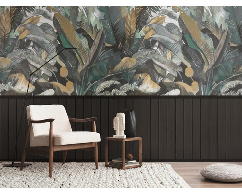 Dekorative Wohnraumgestaltung mit Dschungel-Tapete, Sessel und Teppich