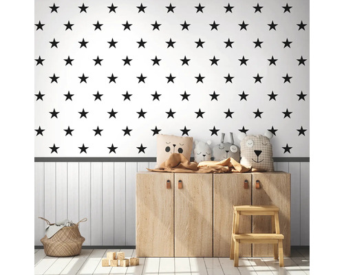 Kinderzimmer mit Sternen Wandtattoo, Holzkommode und Spielzeug