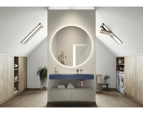 Helles Badezimmer im Dachgeschoss mit Waschtisch, Spiegel und Dachfenstern