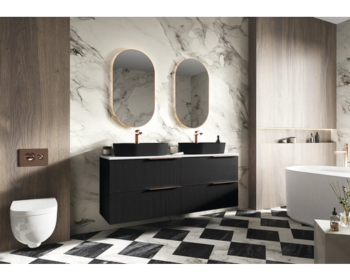 Modernes Badezimmer mit Doppelwaschtisch, ovalen Spiegeln mit Beleuchtung, wandhängendem WC und schwarz-weißem Schachbrettmuster auf dem Boden