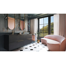Badezimmer mit Waschtisch, Spiegeln und Sitzbank vor einem Fenster.