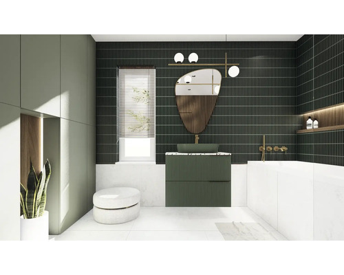 Helles Badezimmer mit Waschbecken, Spiegel, Toilette und Badewanne.