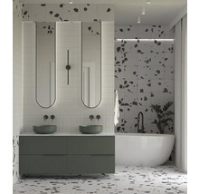 Helles Badezimmer mit Doppelwaschtisch, Spiegeln und freistehender Badewanne