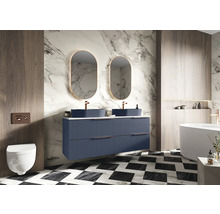 Modernes Badezimmer mit Waschtisch, Spiegeln, Toilette und Badewanne