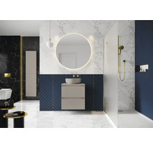 Modernes Badezimmer mit Waschtisch, Spiegel mit Beleuchtung, Dusche und Marmorwand