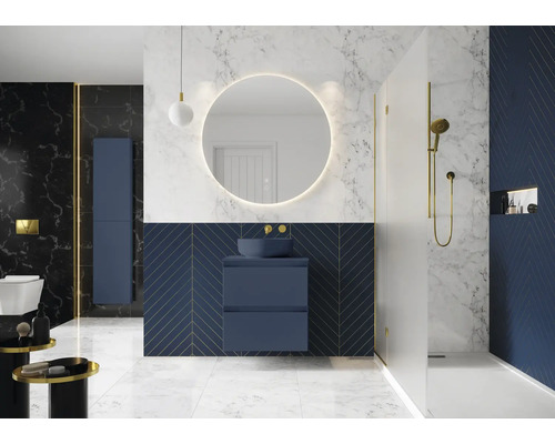 Badezimmer mit Waschtisch, Spiegel, Dusche und Toilette