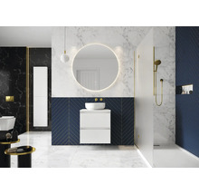 Modernes Badezimmer mit Waschtisch, Spiegel, Dusche und Fliesen in Marmoroptik
