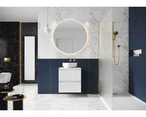 Modernes Badezimmer mit Waschtisch, Spiegel, Dusche und Fliesen in Marmoroptik
