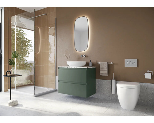 Modernes Badezimmer mit Dusche, Waschtisch, Spiegel und Toilette.