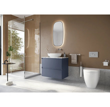 Modernes Badezimmer mit Dusche, Waschtisch, Spiegel und Toilette.